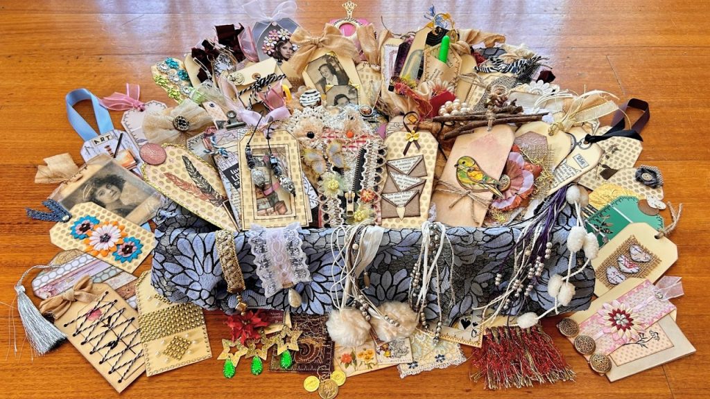 100 Ways to Embellish a Tag! 📌